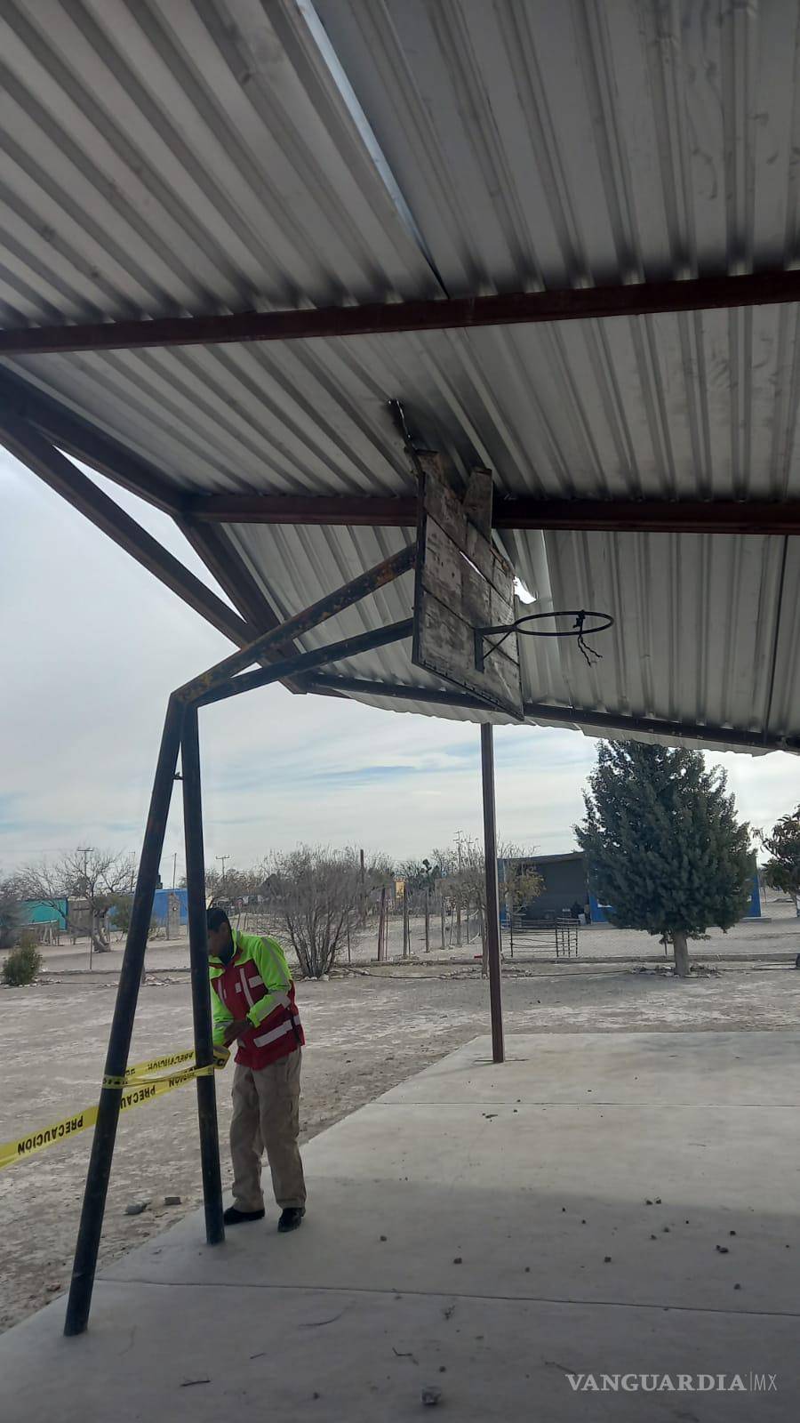 $!Ante la caída de una techumbre, persona cerca la cancha para evitar accidentes