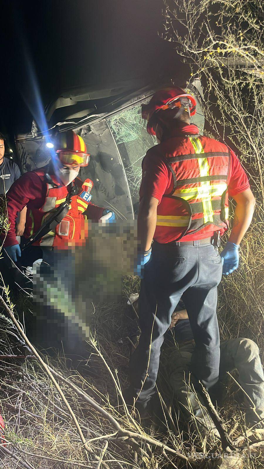 $!Paramédicos del Cuerpo de Bomberos brindaron atención de emergencia a los dos jóvenes lesionados tras la volcadura en Ramos Arizpe.