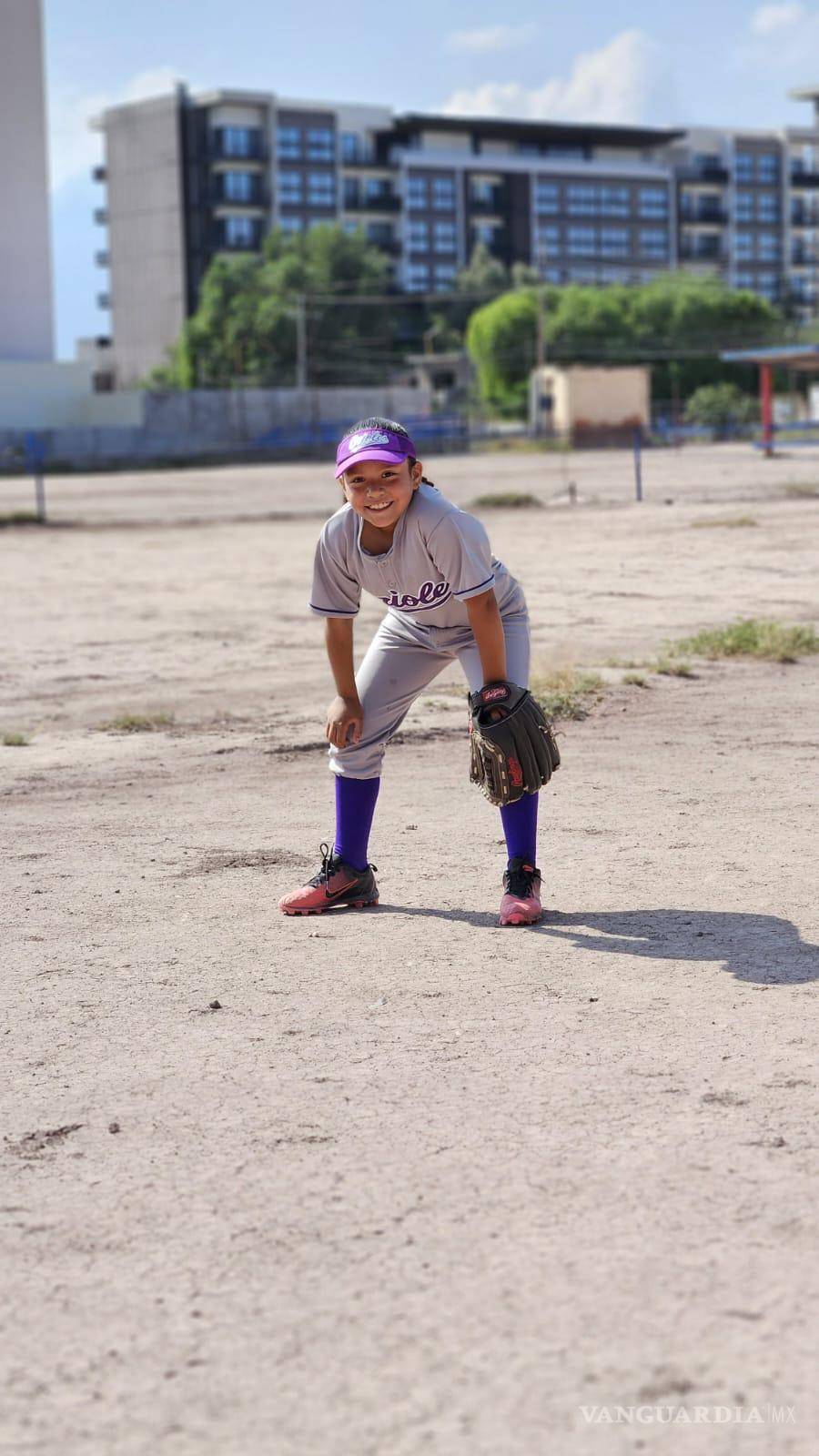 $!Con la guía de su abuelo, Loretta demuestra que el béisbol también puede ser un espacio para niñas.