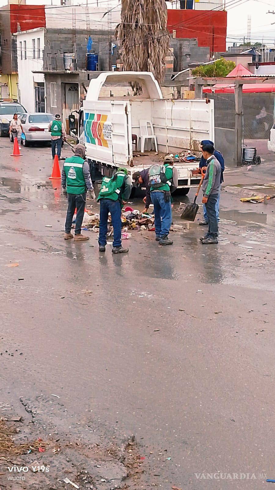 $!Cuadrillas municipales realizaron labores de limpieza y retiro de residuos en distintos puntos de Ramos Arizpe para restablecer el flujo del agua y prevenir nuevos encharcamientos tras las intensas lluvias.