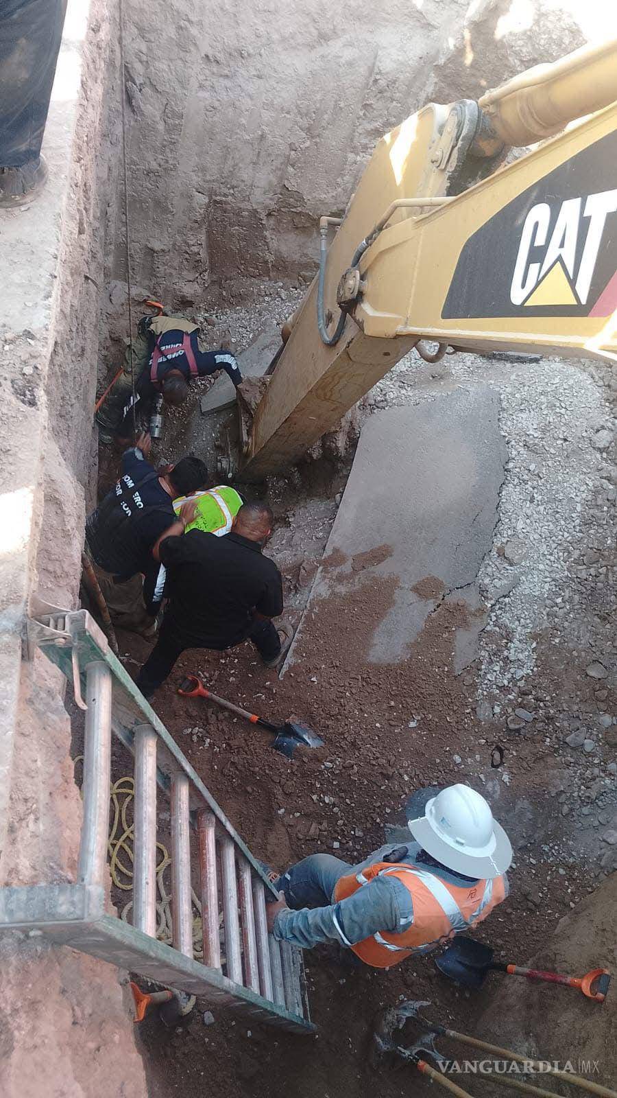 $!Cuerpos de emergencia y trabajadores realizaron maniobras para liberar a los operarios atrapados tras el derrumbe.