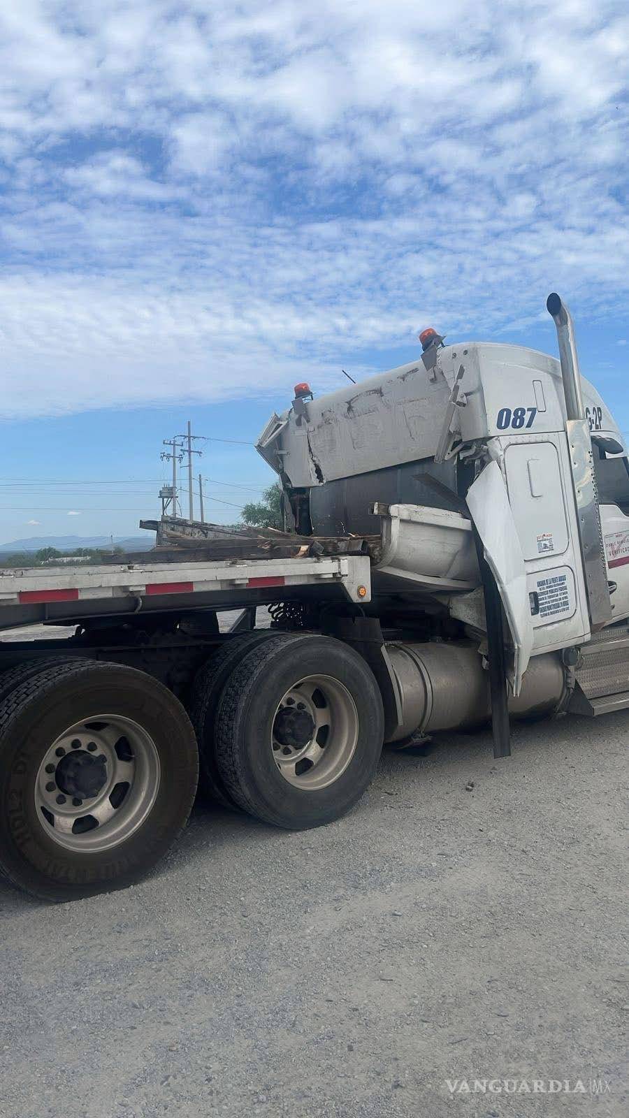 $!La cabina del tractocamión quedó completamente destruida tras el impacto, una escena que sorprendió a automovilistas y transportistas que transitaban por el kilómetro 169 de la carretera 57.