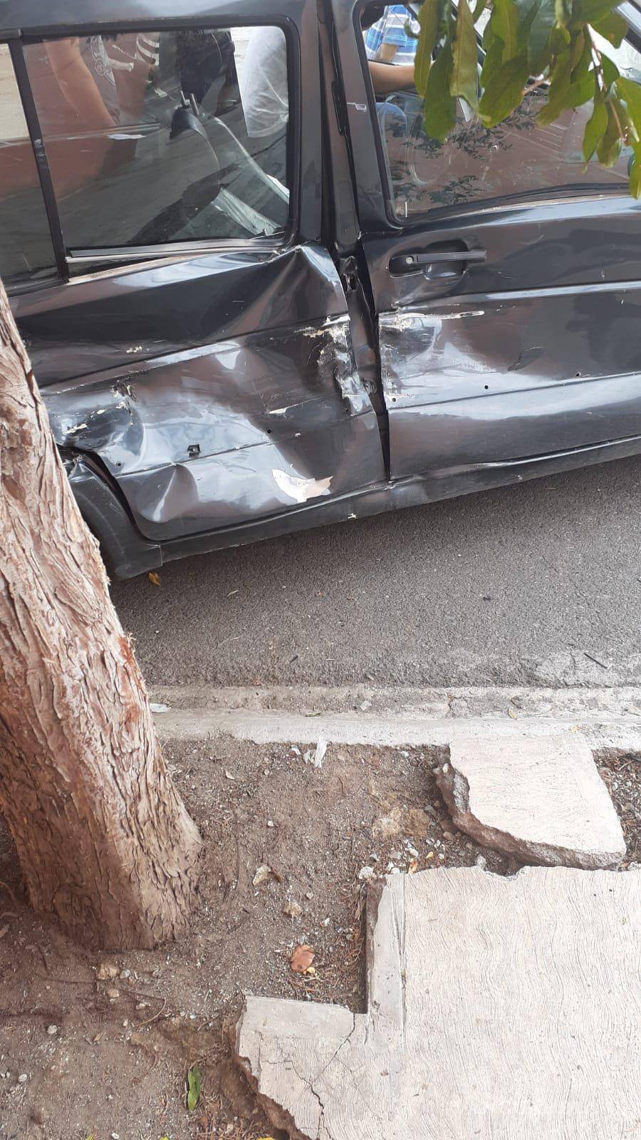 $!Al menos tres autos fueron impactados por la camioneta blanca.