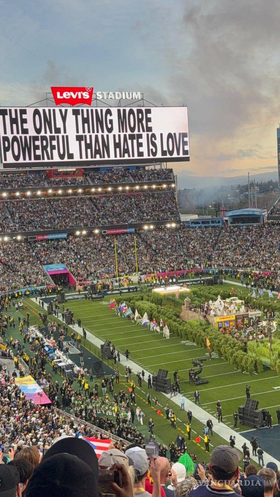 $!Bad Bunny cerró su espectáculo de medio tiempo en el Super Bowl LX con una valla que decía “Lo único más poderoso que el odio es el amor”, un mensaje de unidad y amor que resonó en el Levi’s Stadium tras nombrar países de todo el continente americano y celebrar la inclusión.