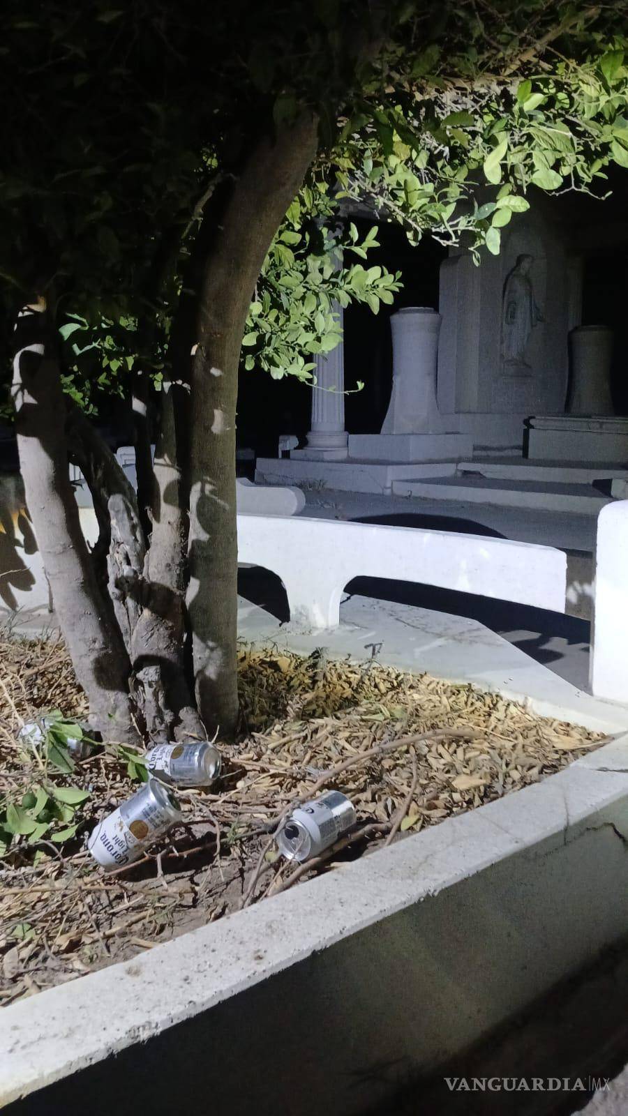 $!Empleados del cementerio fueron sorprendidos consumiendo bebidas alcohólicas y bailando sobre las tumbas en el recinto ubicado en el bulevar Laguna Sur.