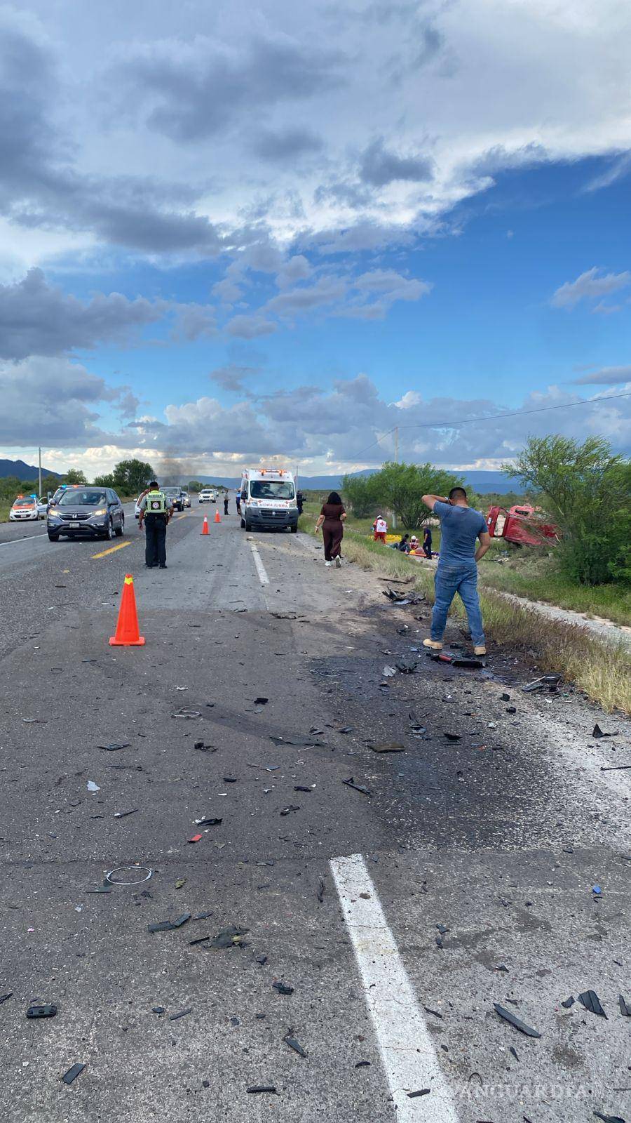 $!Una de las unidades involucradas fue consumida por el fuego, mientras otras dos terminaron volcadas a un costado de la vía federal en el municipio de Castaños.