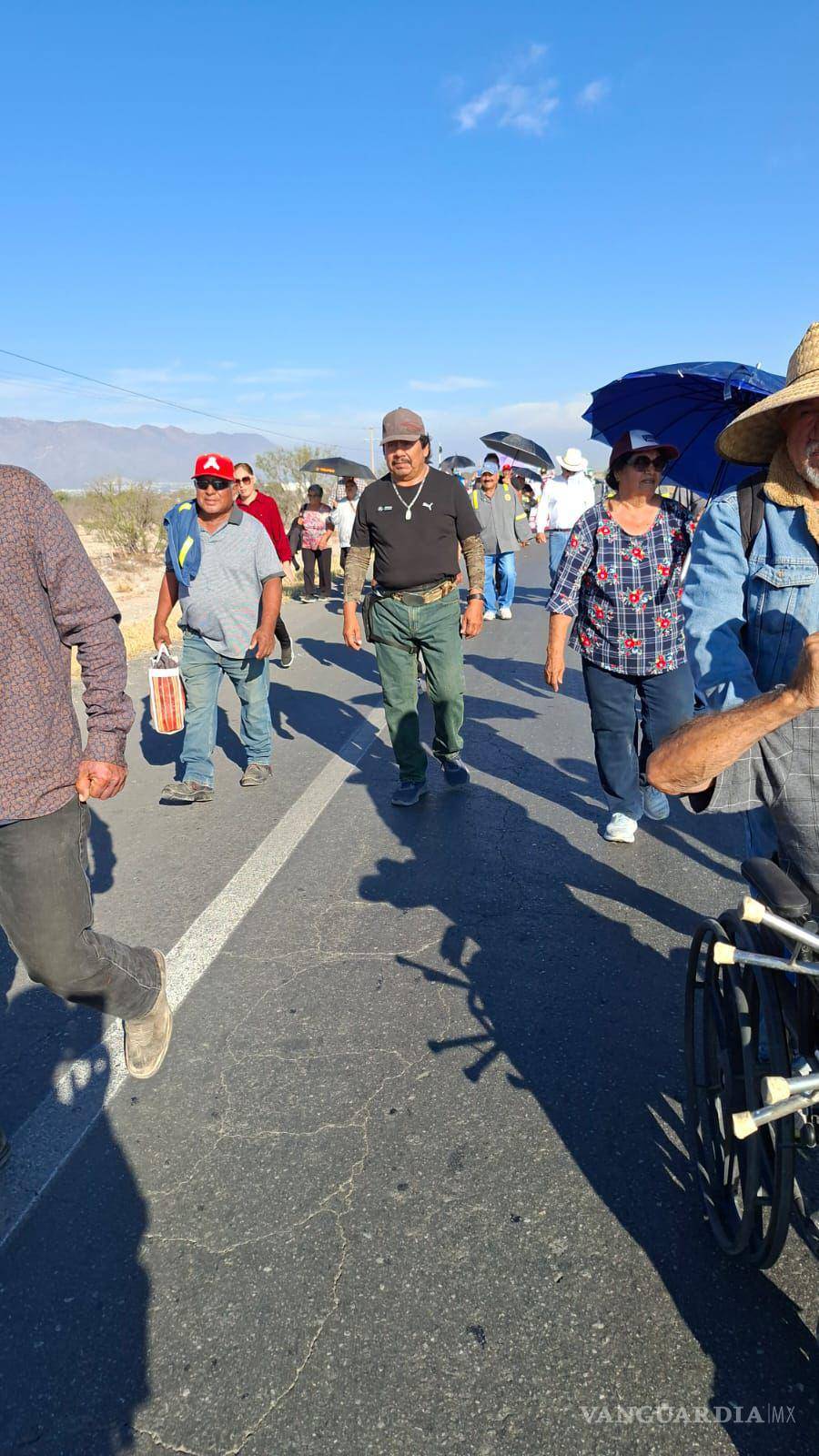 $!La marcha partió de Castaños y busca llegar al Congreso del Estado para denunciar violaciones laborales.