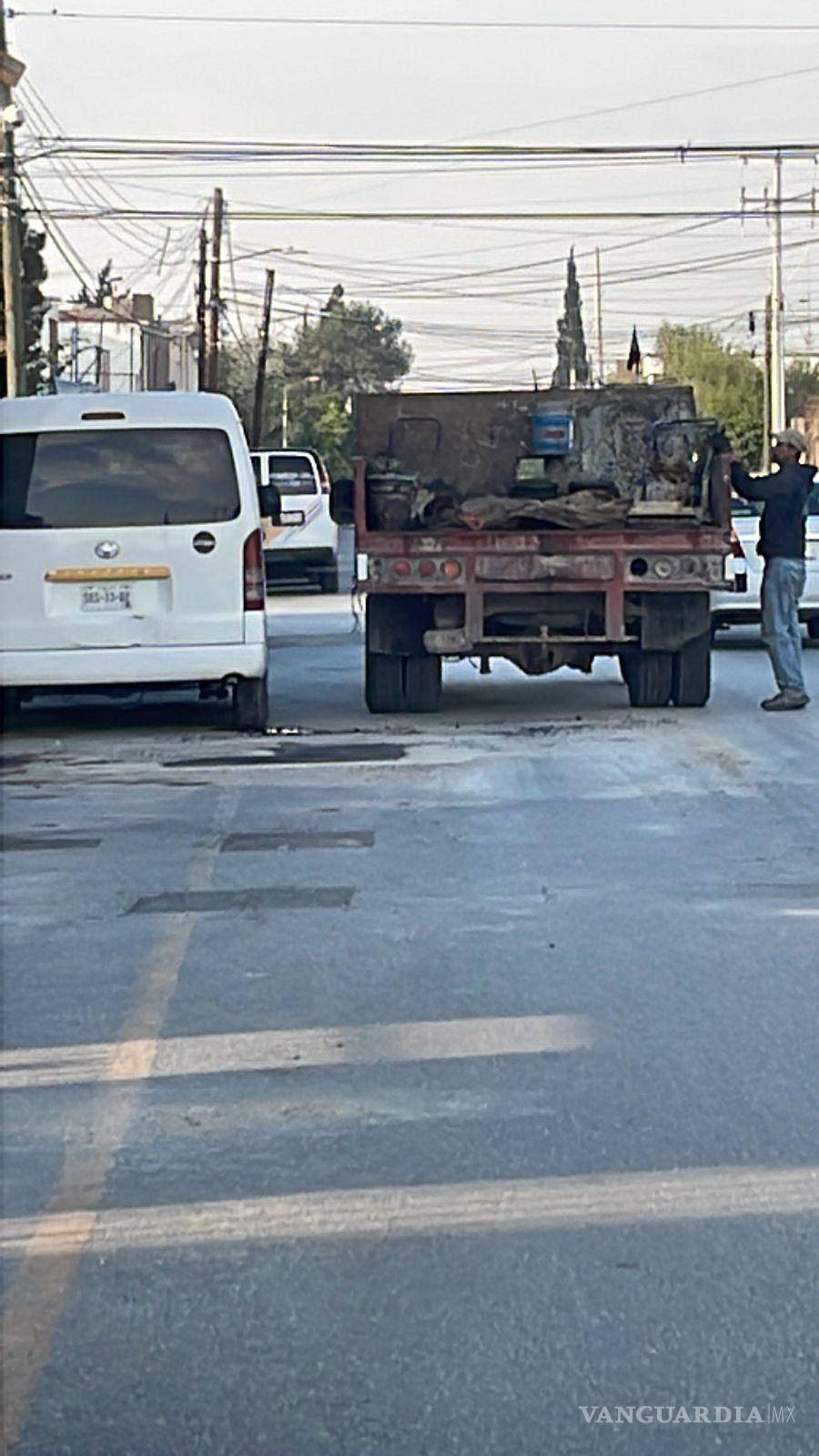 $!Al filo de las 18:00 horas, durante la tarde del jueves 18 de mayo, se reportó que el bache fue cubierto en su totalidad.