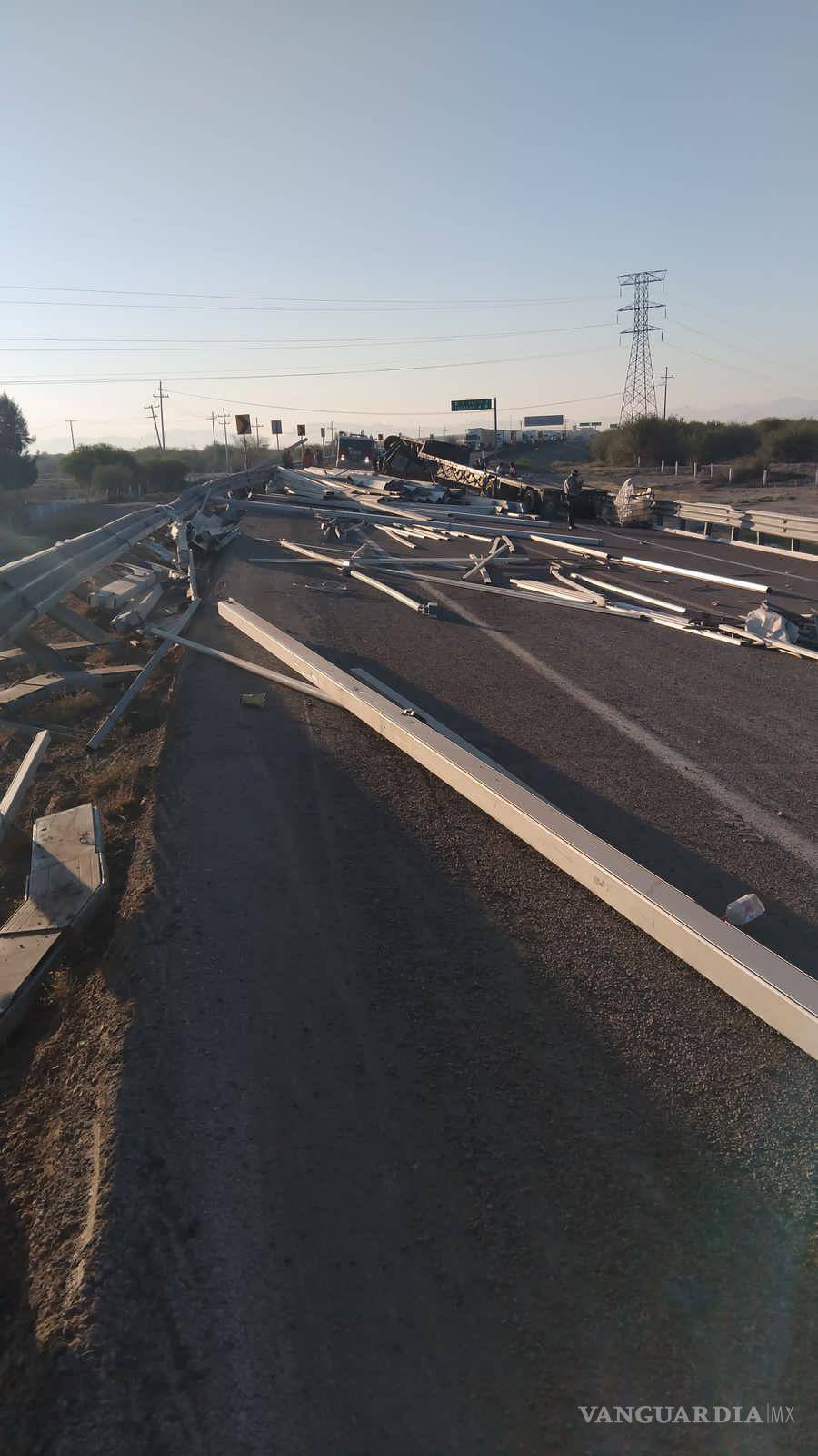 $!La carga de polines de aluminio quedó esparcida sobre la carretera; autoridades resguardaron la zona y atendieron a los lesionados.