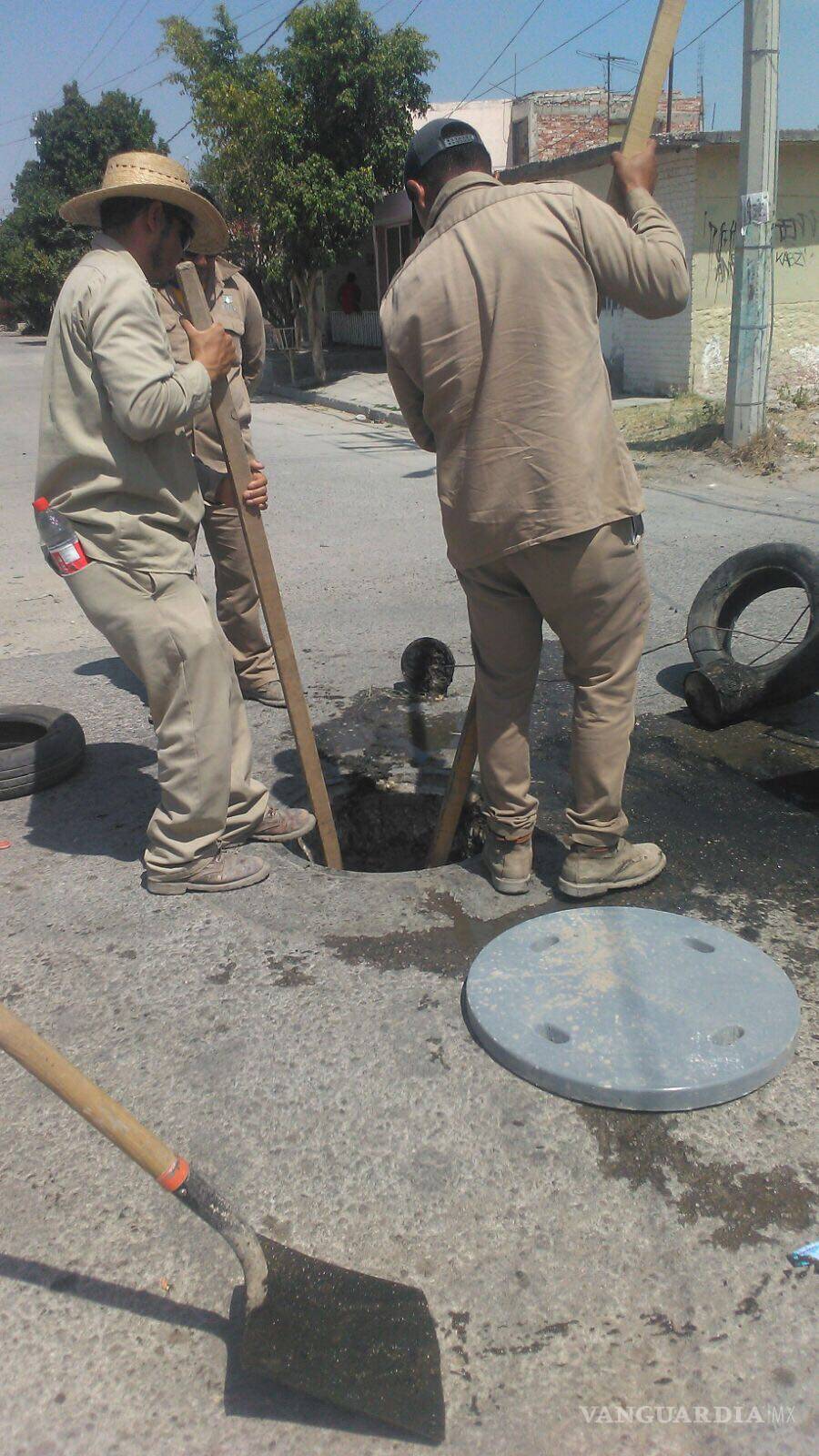 $!Realiza Simas limpieza de redes sanitarias en colonias del sur de Torreón