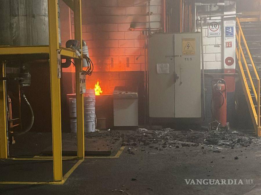 Moviliza incendio en una empresa de adhesivos en Escobedo, Nuevo León