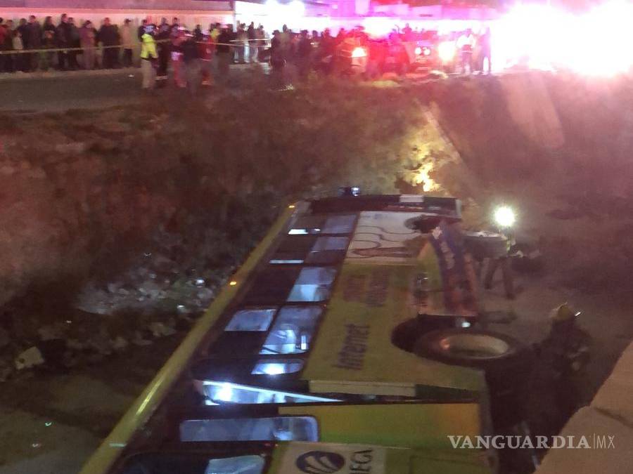 Brindan seguimiento en Nuevo León a lesionados de la ruta 13 que cayó en canalón