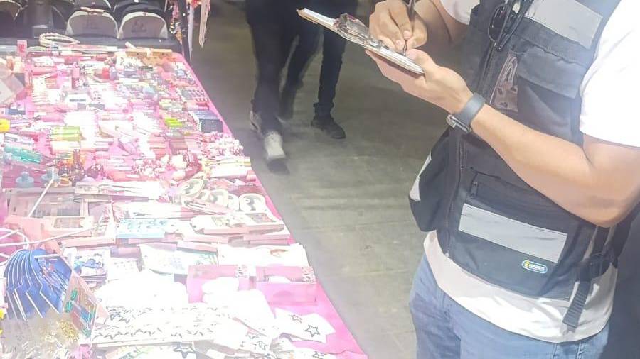 Autoridades realizan recorridos constantes para verificar que comerciantes respeten espacios asignados.