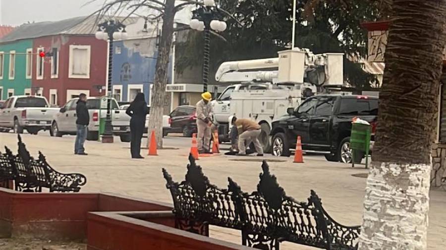 Cuadrillas de la CFE realizan el corte de energía en la presidencia municipal de Múzquiz.