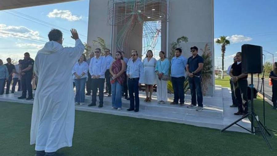 El nuevo arco del acceso a Allende, Coahuila, fue bendecido durante la ceremonia realizada como parte de los festejos por los 200 años del municipio.