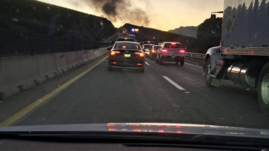 El tráiler terminó completamente envuelto en llamas, lo que obligó al cierre total de la autopista Monterrey–Saltillo para evitar riesgos a los automovilistas.