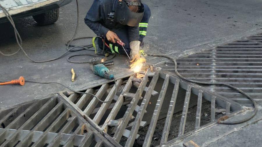 Personal municipal reparó las rejillas localizadas en el cruce de Avenida Universidad y Francisco Sánchez Uresti para garantizar su correcto funcionamiento.