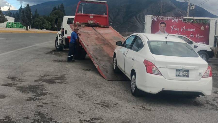 Unidad Nissan Versa asegurada tras ser detectada por cámaras de seguridad en Arteaga.