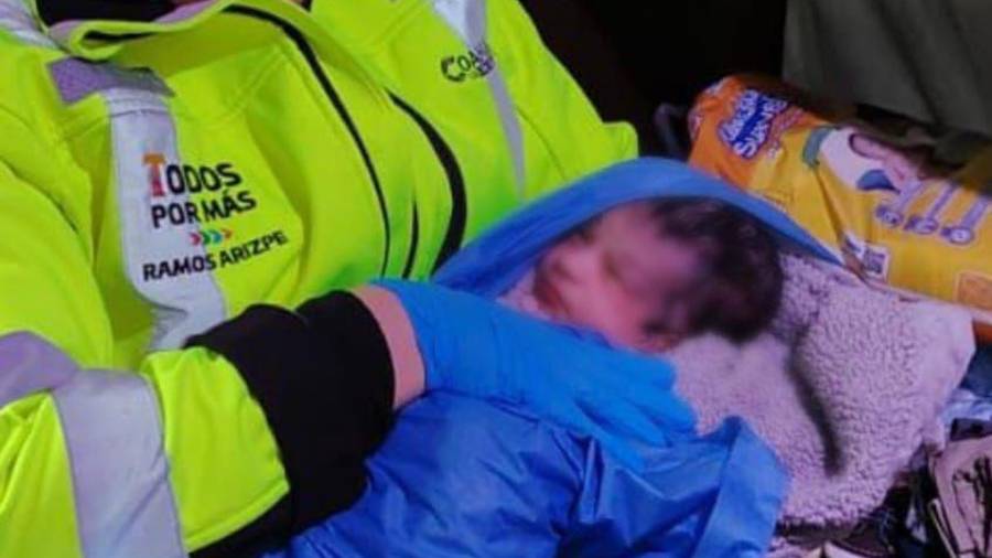 Paramédicos acudieron de inmediato tras recibir el reporte de un parto inminente.