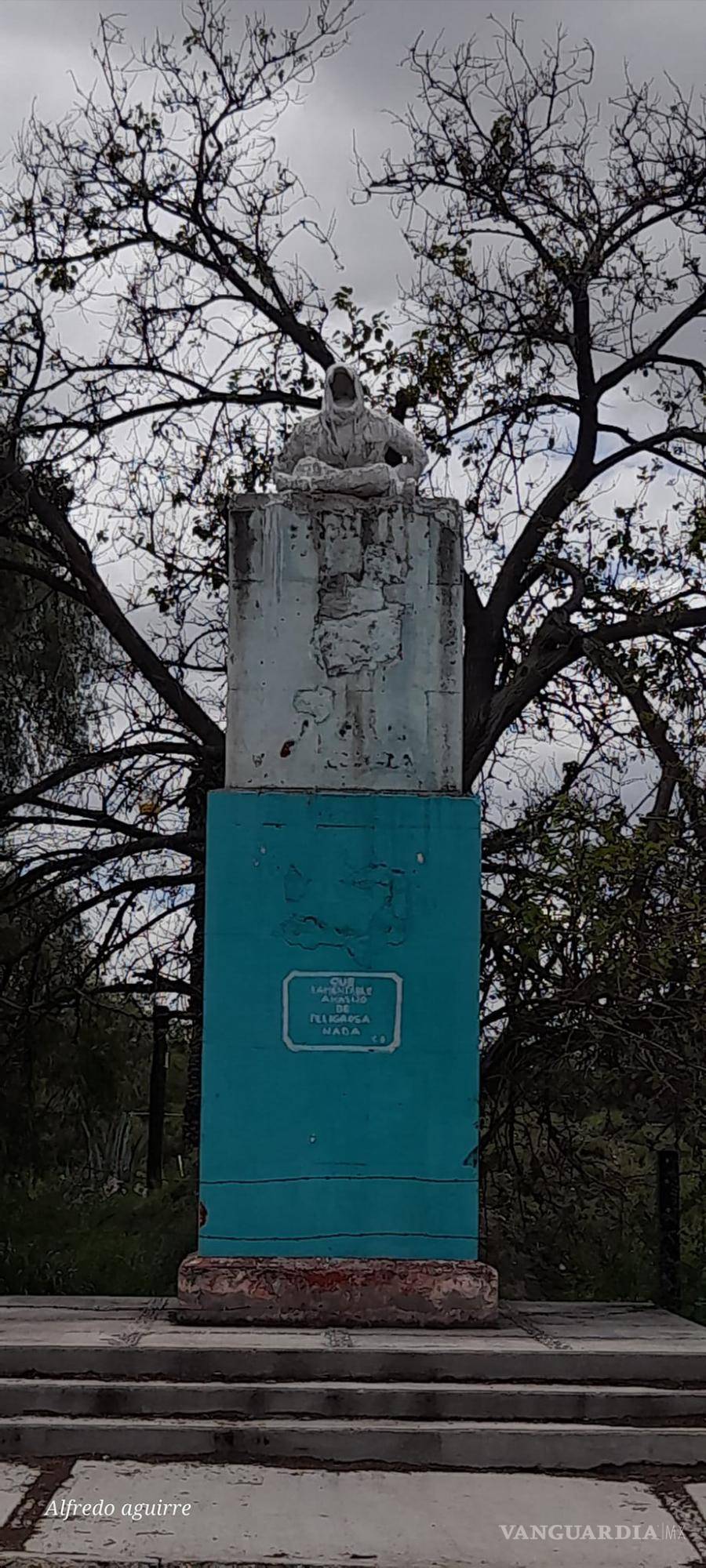 $!Así luce actualmente el pedestal, con una extraña estatua en la parte superior.