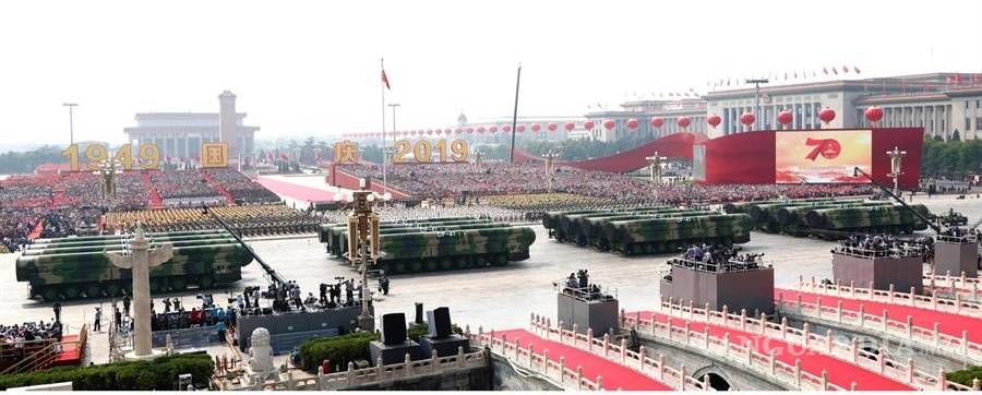 $!70 aniversario de la República Popular China, protestas, festejos y desfile militar en imágenes