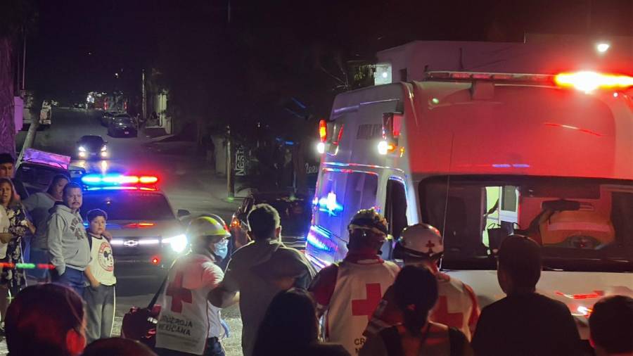 Paramédicos de Cruz Roja acudieron tras el reporte al 911.