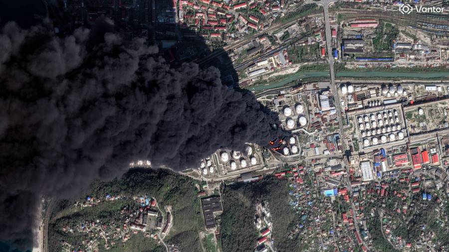Imagen satelital que muestra humo saliendo de la refinería de petróleo y la terminal en Tuapse, en la región sur de Krasnodar, Rusia, después de que la fuera atacada varias veces por drones ucranianos.