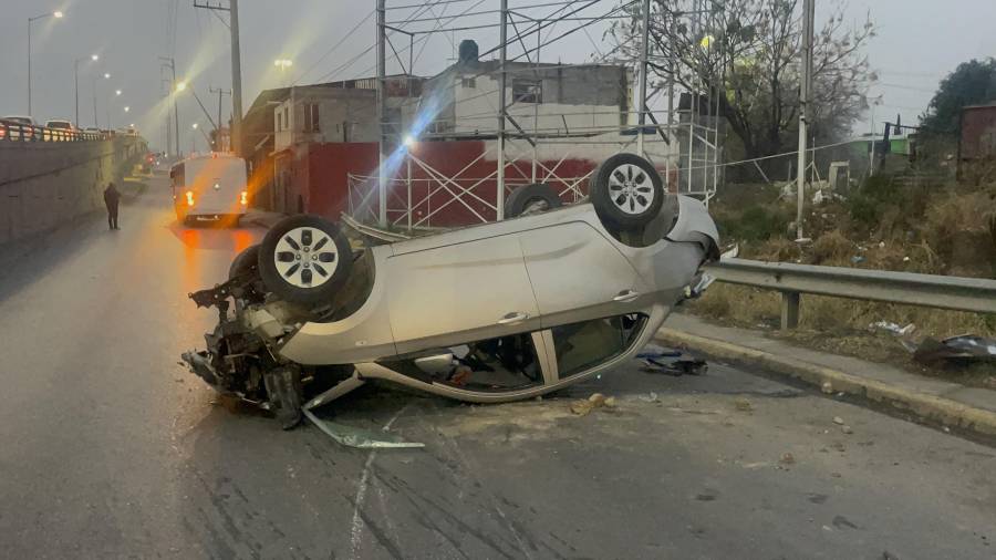 El vehículo terminó volcado tras cruzar la cuchilla divisoria que separa los carriles centrales y laterales del puente de Valle Dorado.