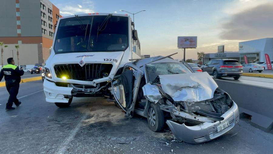 El vehículo Chevy quedó reducido a chatarra tras ser impactado por un camión de Settepi y proyectado contra otra unidad.