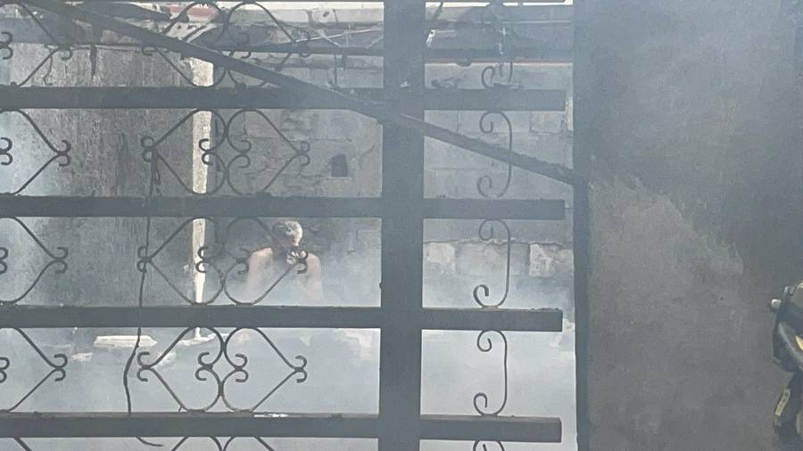 Un hombre identificado como “El Machete” se encontraba dentro de la vivienda al momento del incendio y en un inicio se negó a salir, lo que generó preocupación entre los rescatistas.