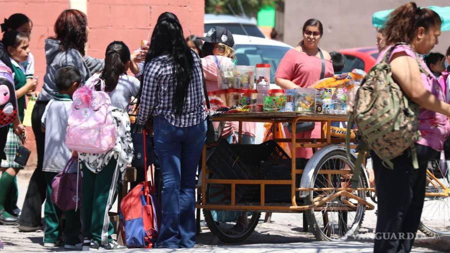 Con la prohibición de la venta de comida chatarra dentro de las escuelas, el problema se trasladó al exterior en donde se sigue comercializando.
