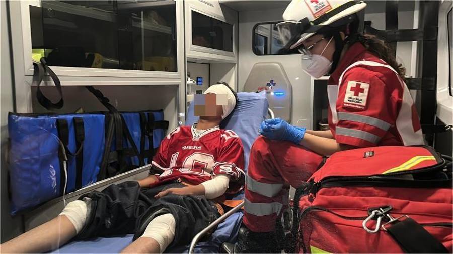 El menor fue trasladado por paramédicos de la Cruz Roja.