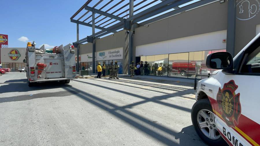 Un total de 22 empleados y 43 pacientes fueron evacuados y trasladados a una zona segura mientras los cuerpos de emergencia realizaban las labores para sofocar el fuego en la plaza comercial.