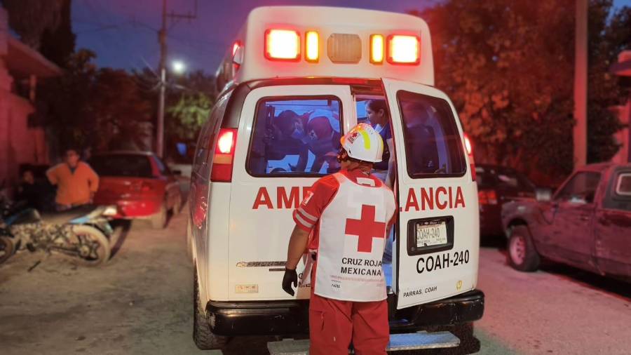 Paramédicos de la Cruz Roja brindaron atención prehospitalaria al adolescente y lo trasladaron a un centro médico.