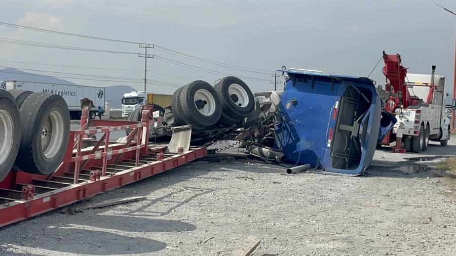 El peso de la carga venció la caja del tráiler, que finalmente volcó a un lado de la empresa MatcorMatsu.