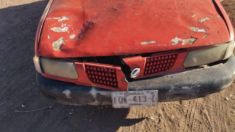 El vehículo del maestro quedó con daños frontales tras impactar al caballo en la carretera.