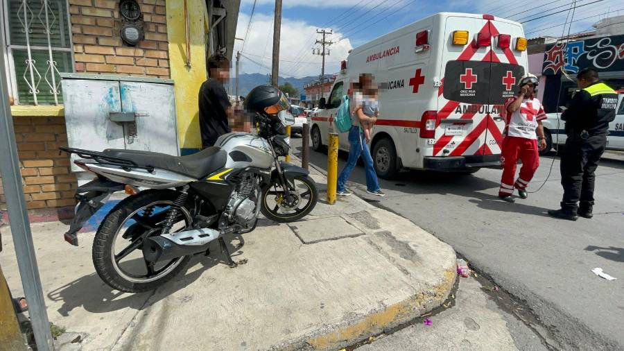 De acuerdo con los primeros reportes, el accidente ocurrió cuando el camión intentaba incorporarse a otra vialidad y la motocicleta circulaba sobre el acotamiento, donde presuntamente realizaba una maniobra de rebase.