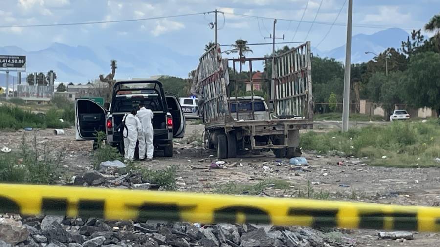 Elementos de la Policía Municipal acordonaron la zona tras el hallazgo de una persona sin vida en un camión abandonado.