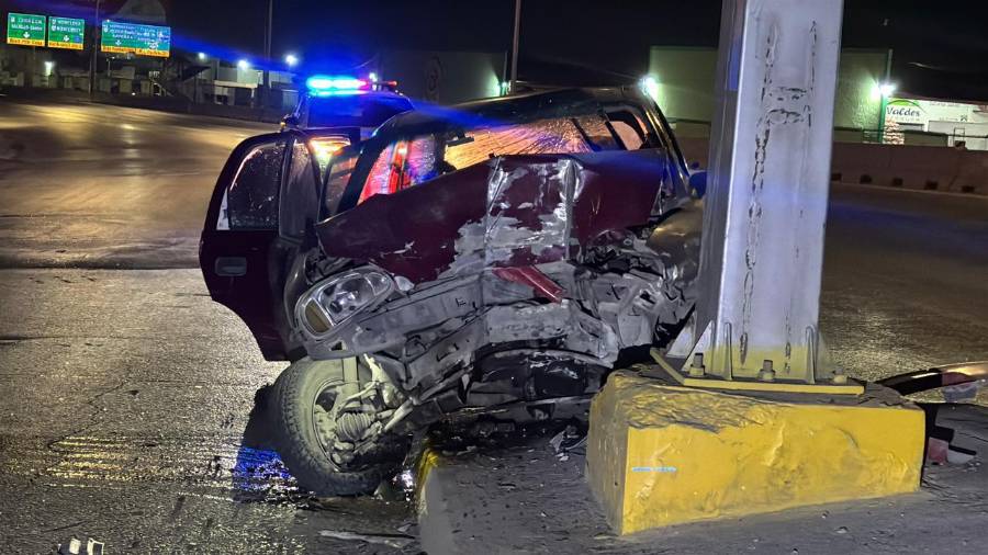 El vehículo Chevrolet Chevy terminó con severos daños tras impactarse contra el señalamiento vial.
