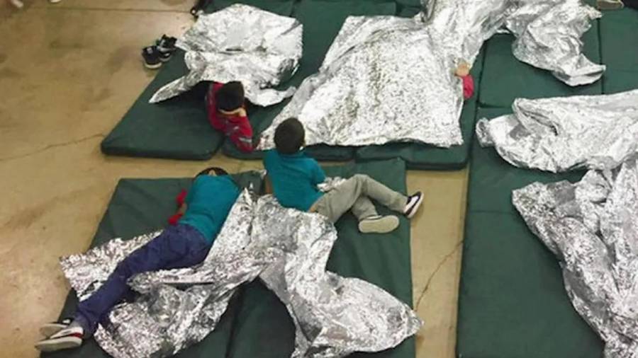 Esta imagen de la Oficina de Aduanas y Protección Fronteriza de Estados Unidos muestra las mantas de aluminio que se les dan a los niños en los centros de detención estadounidenses.