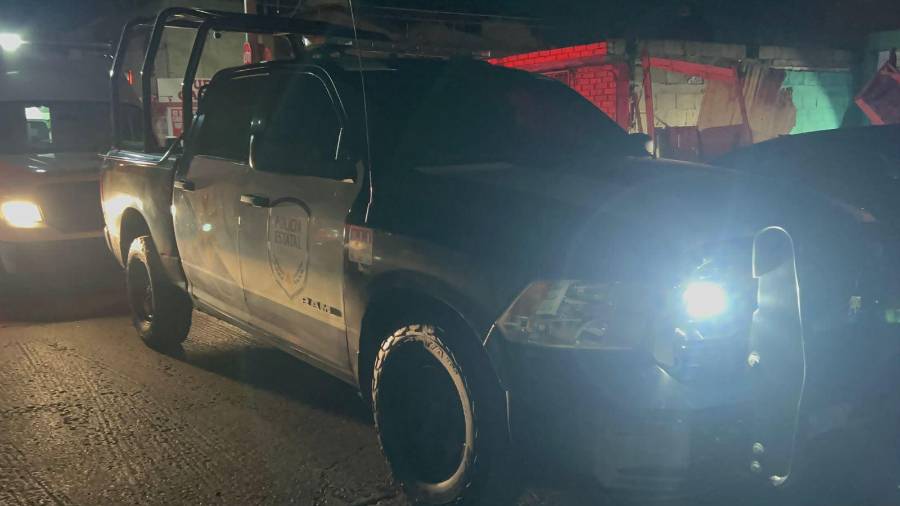 De acuerdo con los reportes, dos sujetos habrían salido apresuradamente del inmueble tras la agresión, lo que generó un operativo de búsqueda en la zona por parte de corporaciones de seguridad.