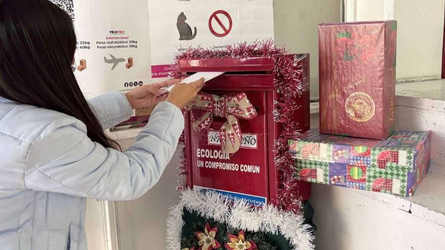 El tradicional buzón de Santa Claus en Saltillo supera ya las expectativas de años anteriores, al concentrar cientos de cartas enviadas por niñas y niños que mantienen viva la ilusión navideña.
