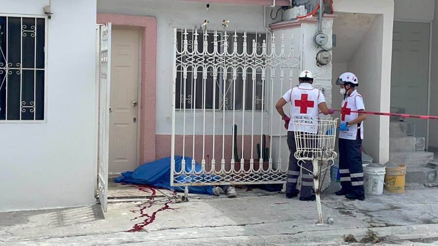 Paramédicos de la Cruz Roja confirmaron que el trabajador ya no presentaba signos vitales al llegar al domicilio.