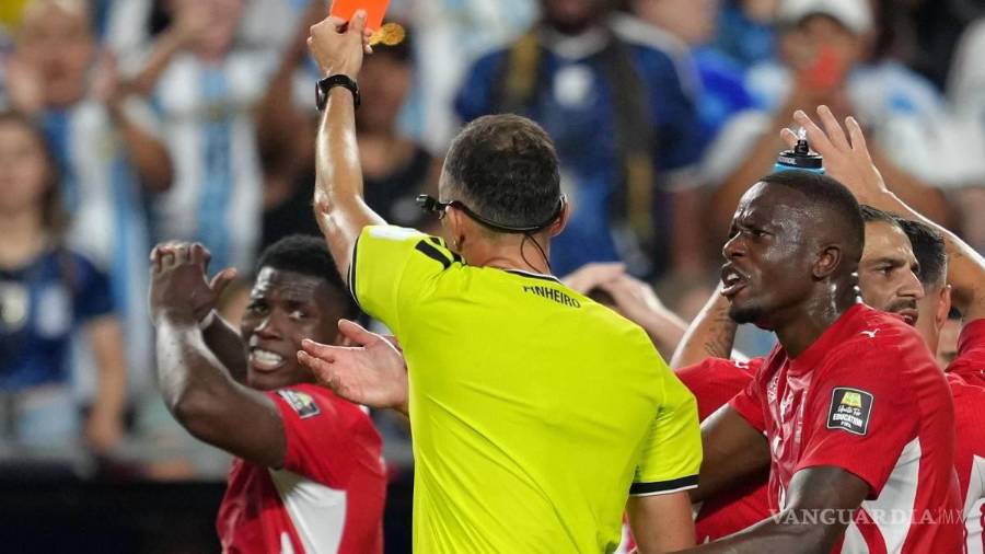 La interpretación utilizada por la FIFA durante el Mundial 2026 que derivó en la expulsión de Breel Embolo, no aplicará en competiciones europeas.