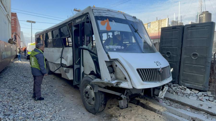 La combi de la ruta 7A quedó a un costado de las vías tras ser embestida por el tren.