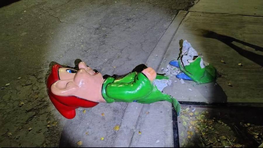 La figura de concreto del personaje “Tontín” se desprendió al ser escalada, cayendo sobre la extremidad del joven durante la madrugada.