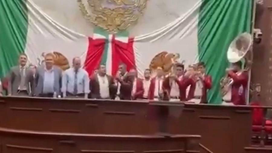 Autoridades de Michoacán investigan la interpretación de un narcocorrido en el Congreso estatal durante evento del Día del Padre; analizan posible apología del delito en recinto legislativo.