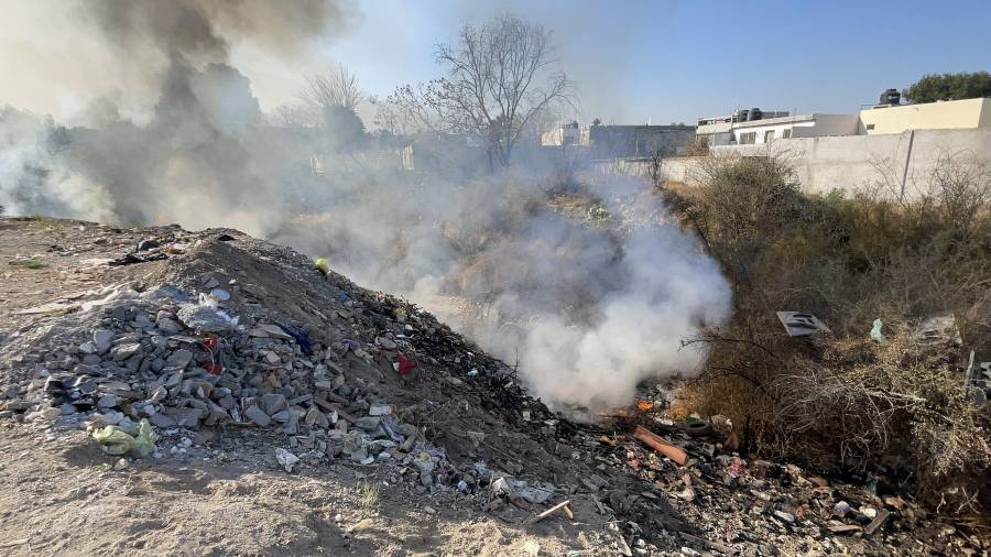 De acuerdo con testimonios en el lugar, un hombre presuntamente quemaba cobre cuando comenzó el fuego en el interior del cauce.