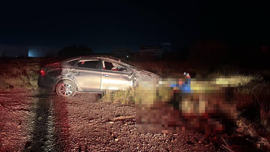 El Nissan Sentra gris terminó volcado sobre el camellón central de la carretera Saltillo-Monterrey, luego de que su conductor perdiera el control al descender de un puente.