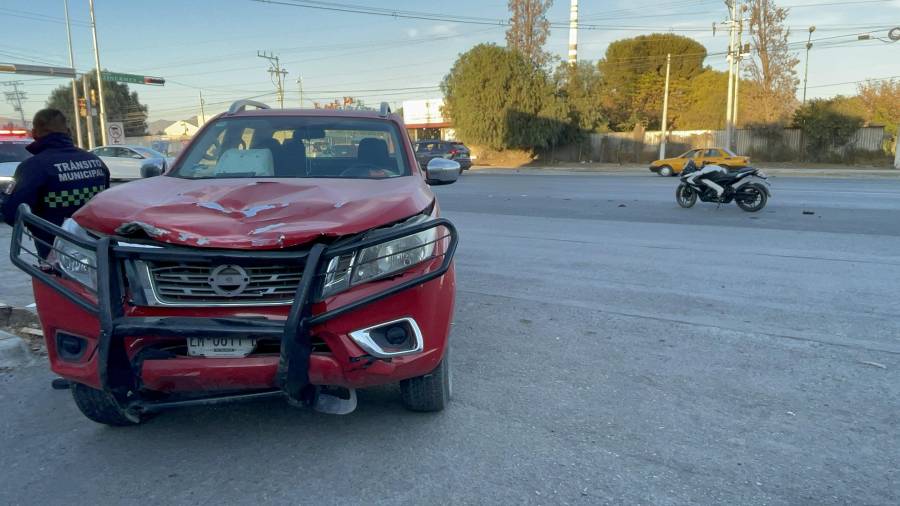 El conductor de la camioneta Nissan Frontier fue detenido por agentes de Tránsito y presentado ante el Ministerio Público para rendir su declaración.